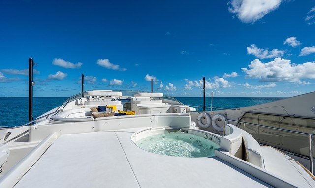 DreamChaser yacht Flybridge Amenities