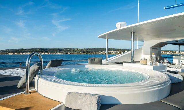 R23 yacht Topmost Deck Amenities