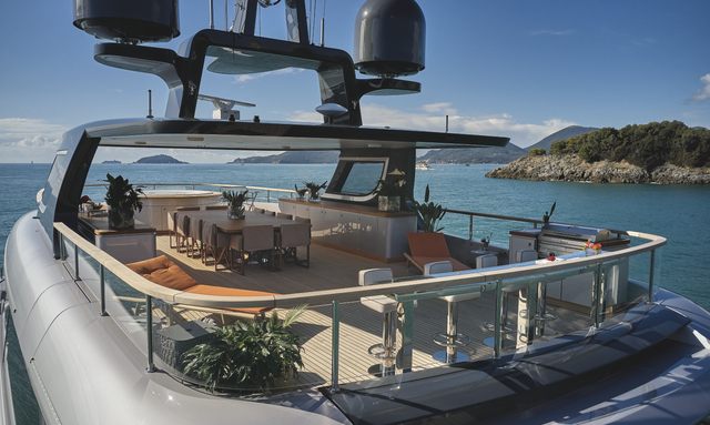 Confessa yacht Upper Deck And Sundeck Work As Separate Zones