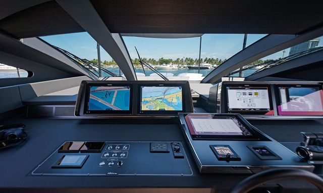 Allegra yacht Sophisticated Bridge