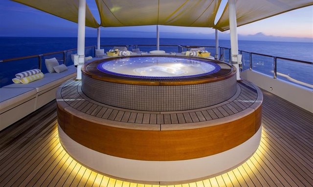 Calliope yacht Jacuzzi