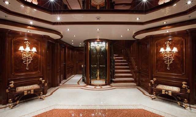 Horizons III yacht Centerpiece Elevator