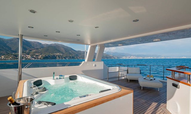 Atom yacht Sundeck Jacuzzi