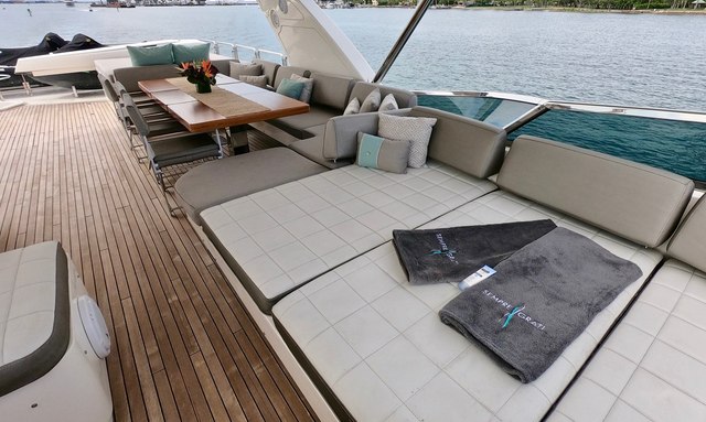 Knot Woke yacht Flybridge Amenities