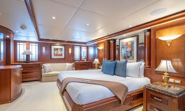 Bella yacht Full-Beam Master Suite