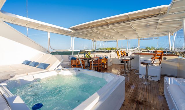 Bella yacht Expansive Flybridge