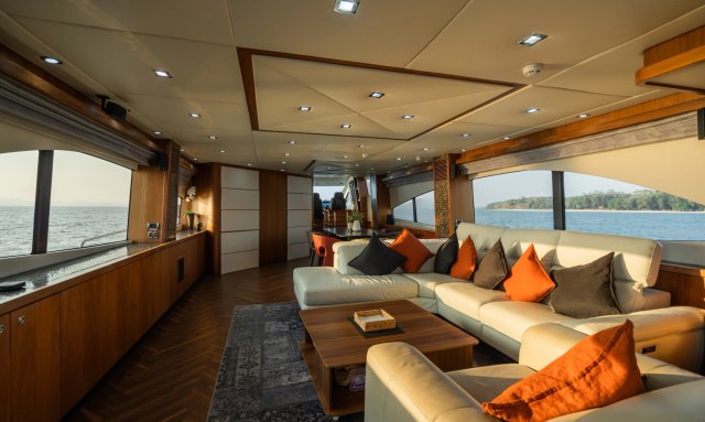 Maxxx 2 yacht Spacious Saloon