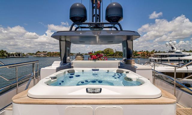 Familybilt yacht Extensive Sun Deck