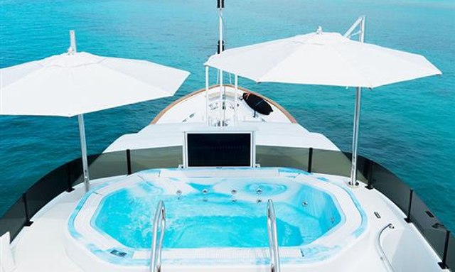 Grand Illusion yacht Generous Jacuzzi