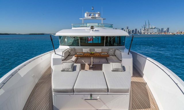 Bise I yacht Foredeck Lounge with Convertible Use