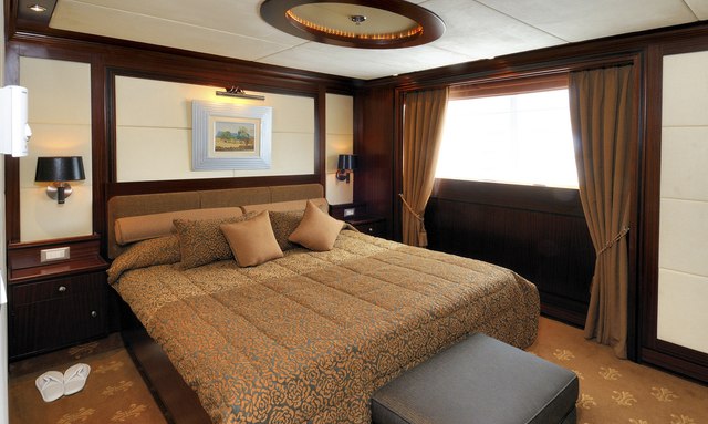 Lauren L yacht Guest Accommodation 