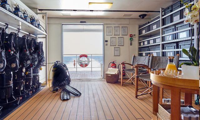 Kalm yacht Diving Centre