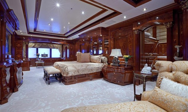 Horizons III yacht Split-Level Master Suite