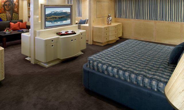 Adamas V yacht Master Suite 