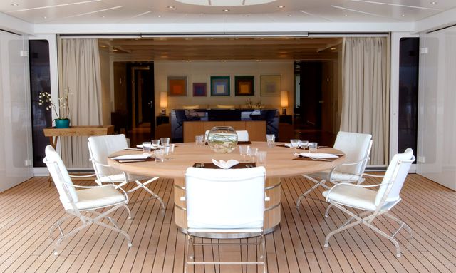 Ice yacht Indoor/Outdoor Dining