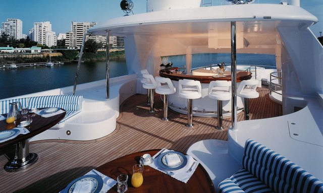 Kisses yacht Split-Level Sun Deck