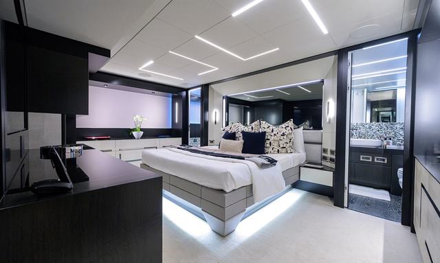 Time Off yacht Full-Beam Owner Suite
