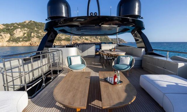 Mai Dire Mai yacht Spacious and Stylish Flybridge