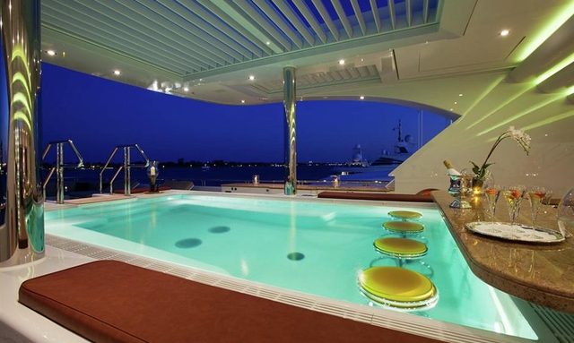 Horizons III yacht Swimming Pool