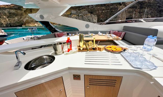 Everdeen yacht Flybridge Bar