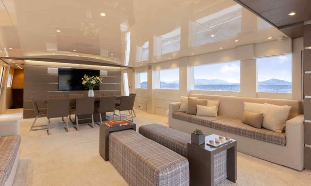 Bubbly yacht Light-Filled Saloon
