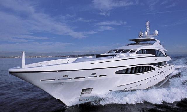 Yalla yacht Streamlined Superstructure