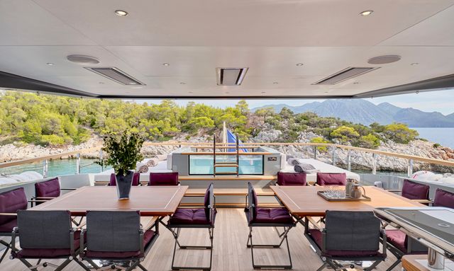 Para Bellum yacht Shaded Sundeck Lounge