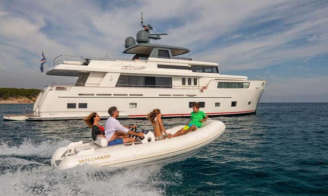 Blondie yacht Forward-Pushed Superstructure