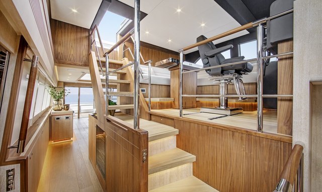 Helga yacht Dual-Function Pilothouse