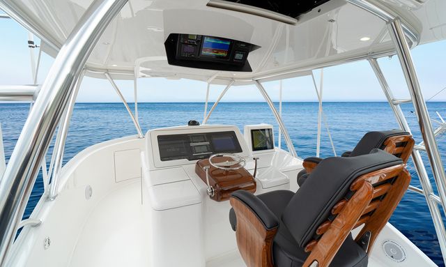 Mercedes yacht Viking 80 Skybridge with open-air helm