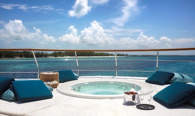 Mystic yacht Circular Jacuzzi