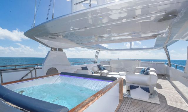 Daria yacht Custom Sundeck Jacuzzi
