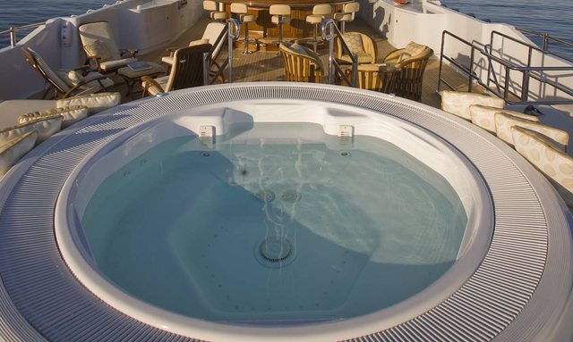 Ingot yacht Sundeck Jacuzzi & Bar