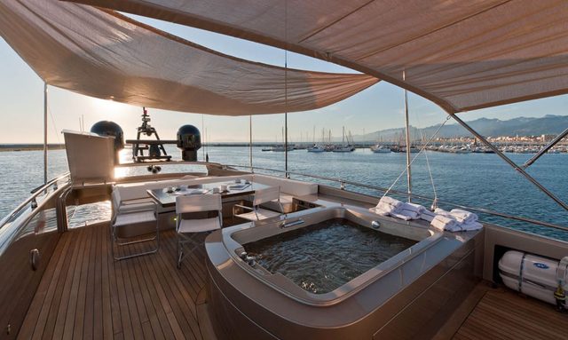 Diamond yacht Hidden Flybridge
