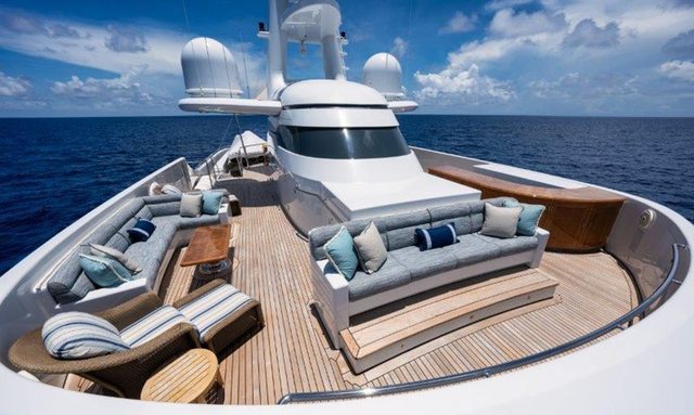 Amanti yacht Split-Level Sun Deck