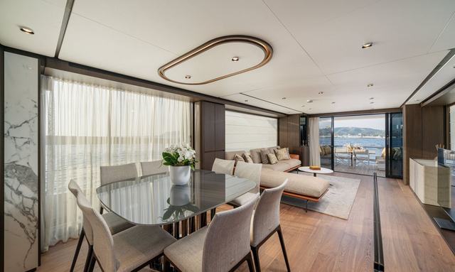 Vittoria yacht Sophisticated Saloon