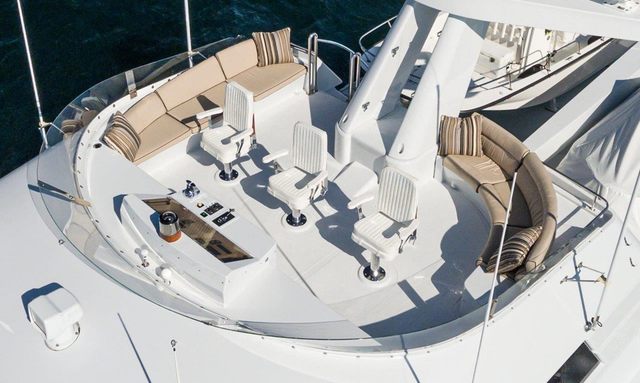 Columbus yacht Flybridge Built to Entertain