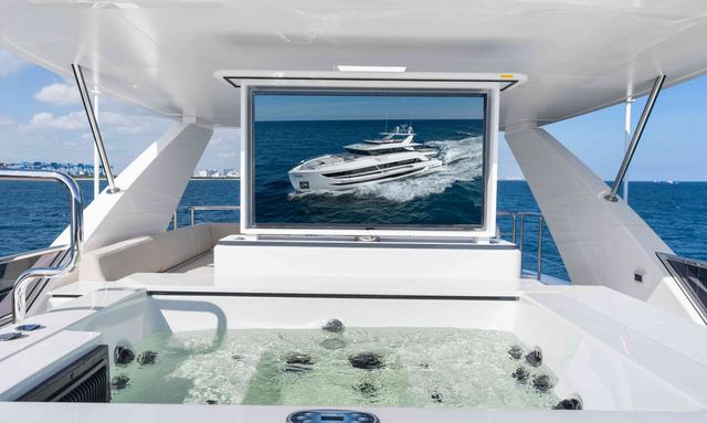Horizon FD100 /914 yacht Forward Jacuzzi Sun Deck