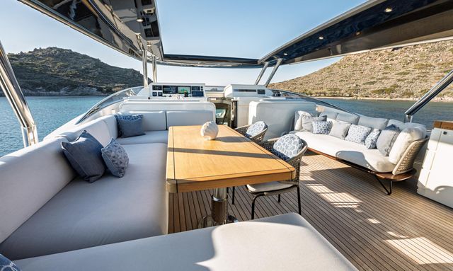 Papi 3 yacht Spacious Flybridge