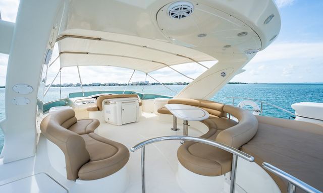 Azure yacht Flybridge 