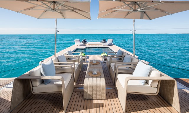 Artisan yacht Aft Beach Club