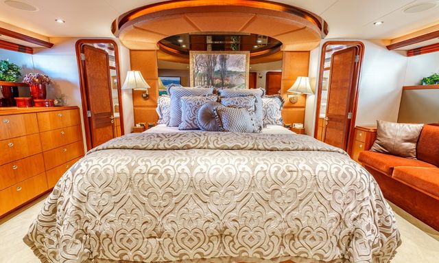 Snowbored yacht Full-Beam Master with Jacuzzi