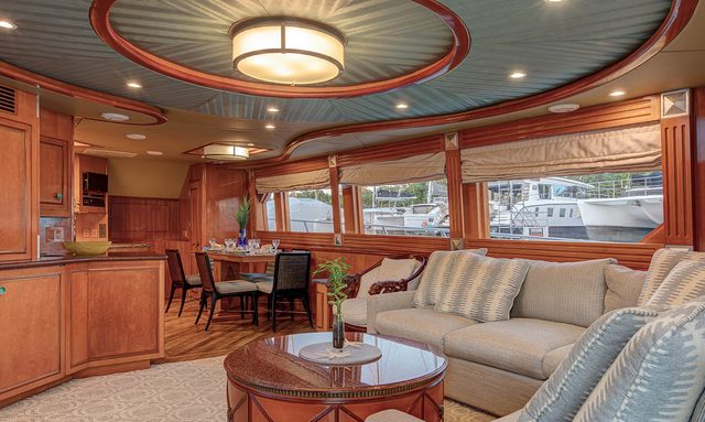 Leslie Marie yacht Luxurious Salon
