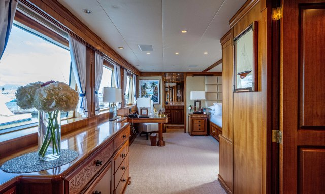 Package Deal yacht Vast Master Suite