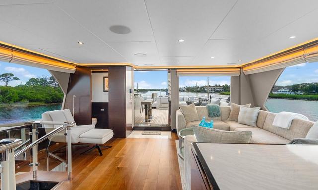 Grateful yacht Sky Lounge Bar