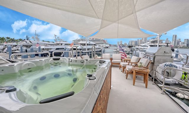 Gigi yacht Spacious Sun Deck