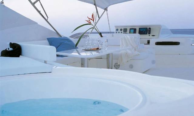 Day Off yacht Social Flybridge with Jacuzzi