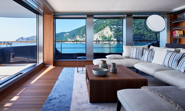 Casa F yacht Skylounge with opening sides