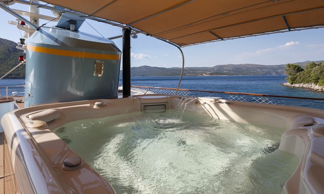 Donna Del Mare yacht Six-Person Hot Tub