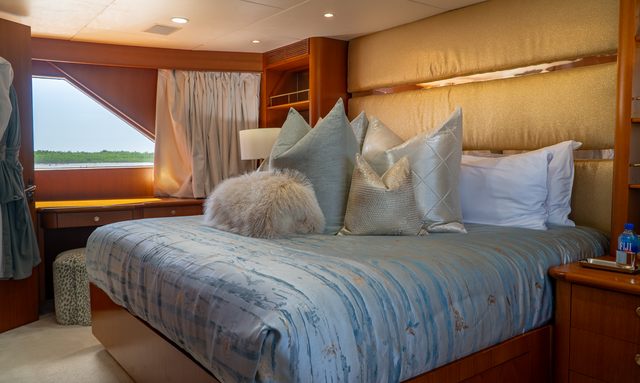 Gale Winds yacht Full-Beam Owner's Suite